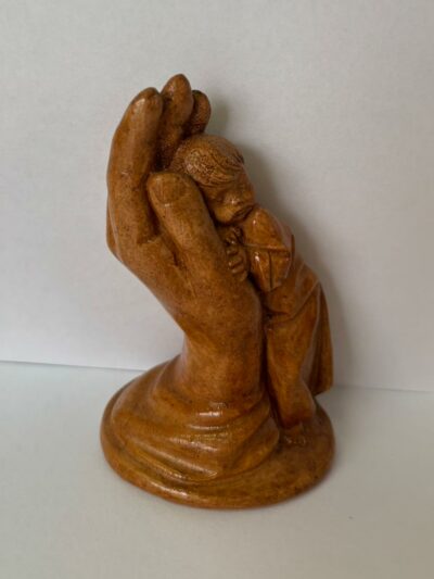 Mano de Dios con un niño de cerámica 10.50cmx6cm